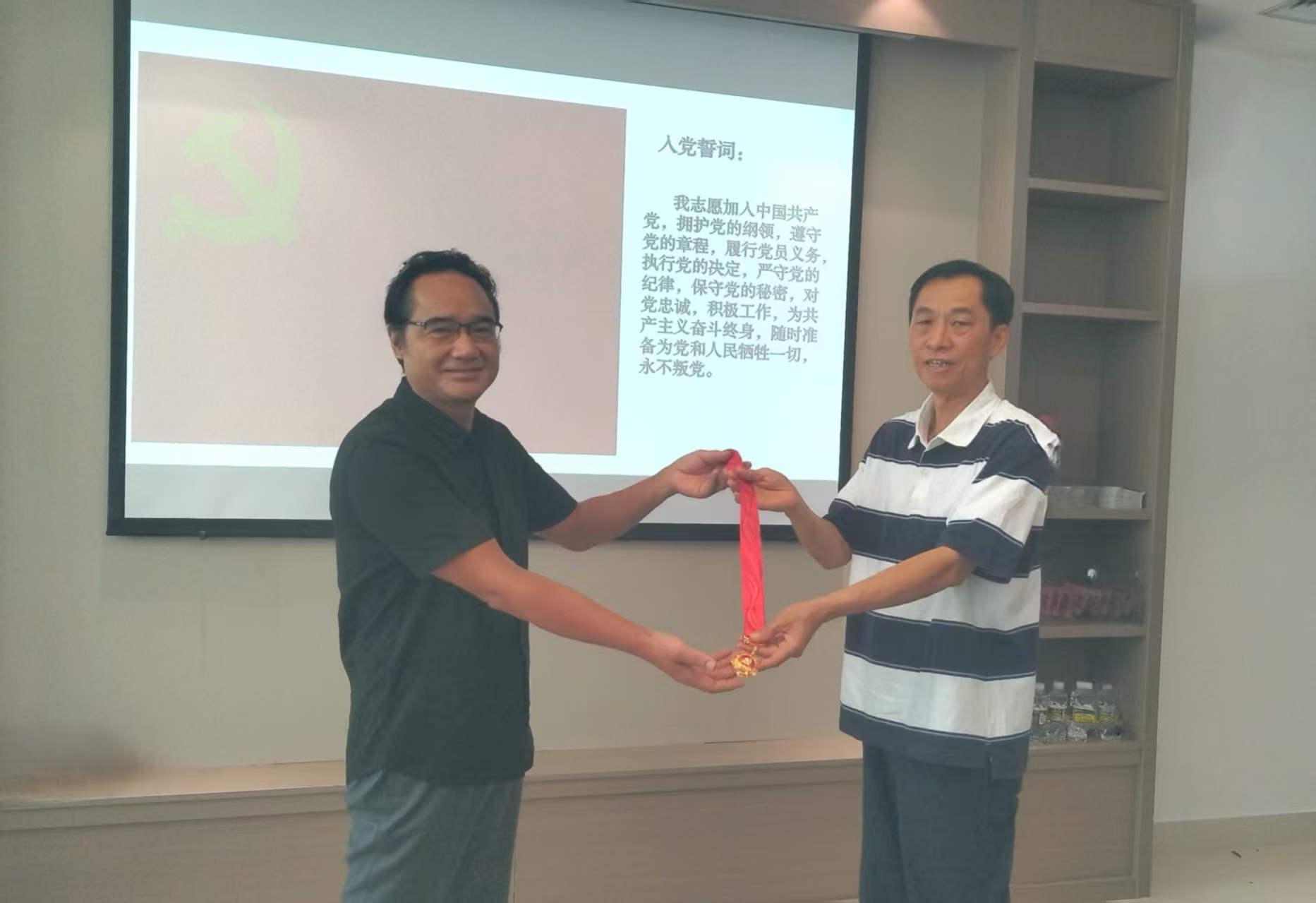 省社科联退休干部党支部组织“学回信精神 永远跟党走”主题党日活动暨“光荣在党50年”纪念章颁发仪式